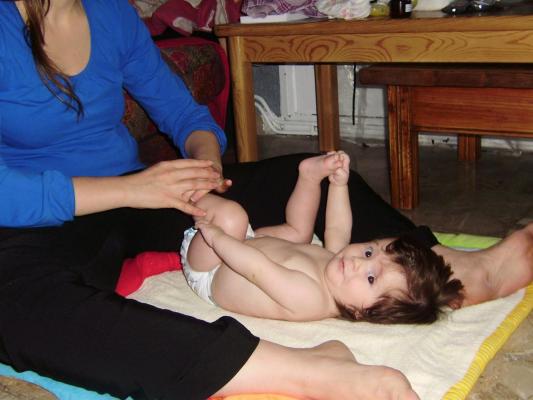 Elina et sa maman: Massage des pieds