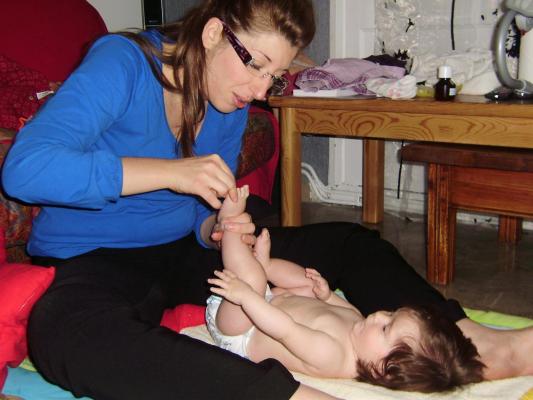 Elina et sa maman: Massage des pieds