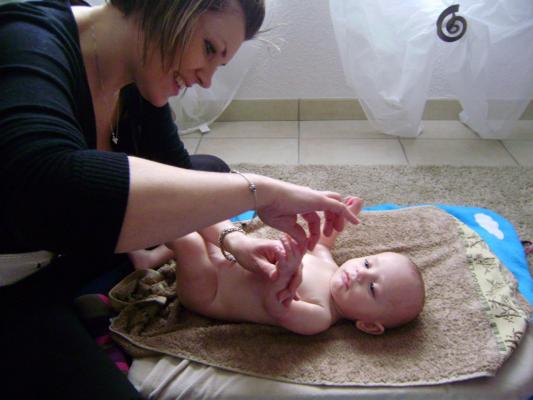 Lony et sa maman: Un bon massage de doigts.